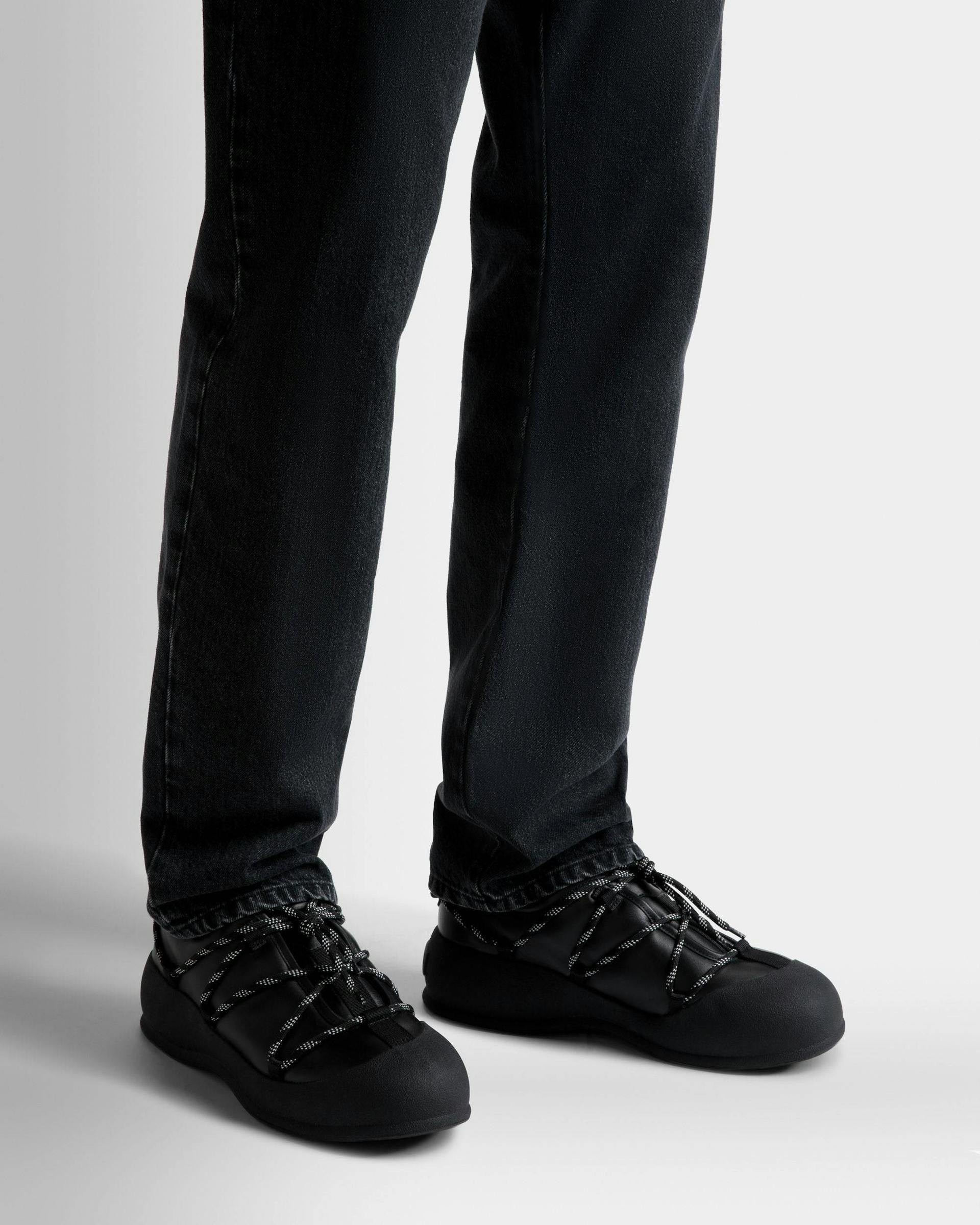 Men's Frei Snow Boots In Black Leather | Bally | On Model Close Up