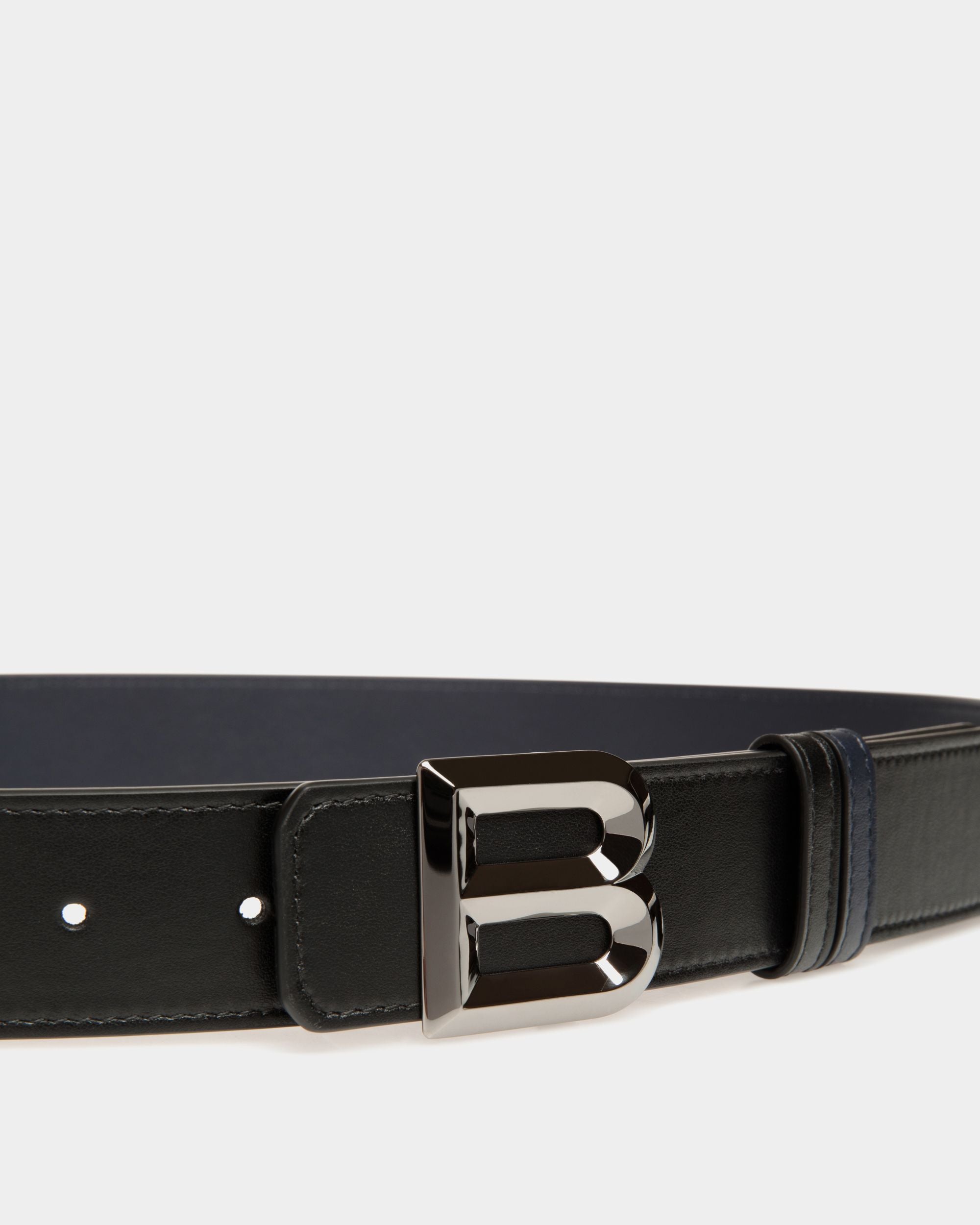 B Bold 35mm Reversible Belt in Black And Navy Blue Leather - Men's - Bally - 03