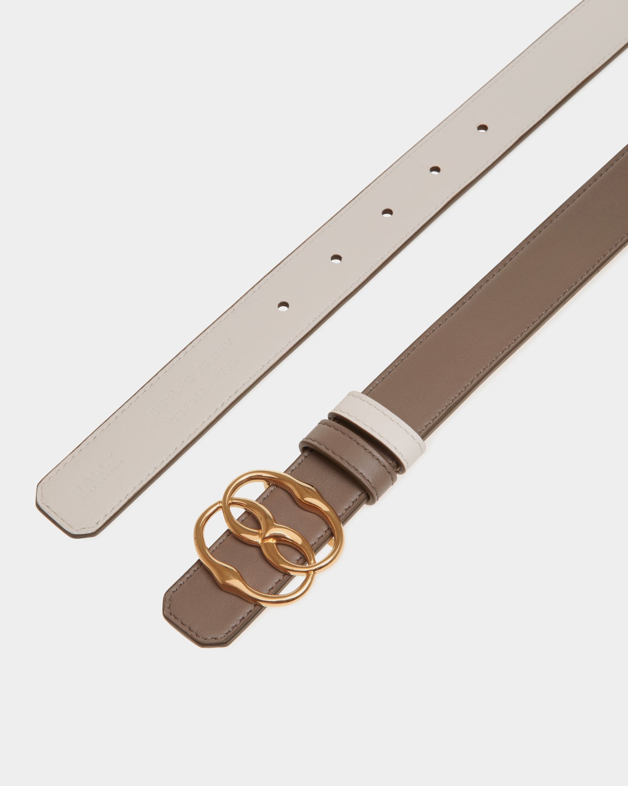 Emblem 25mm Reversible Belt in Beige Leather - Women's - Bally - 02